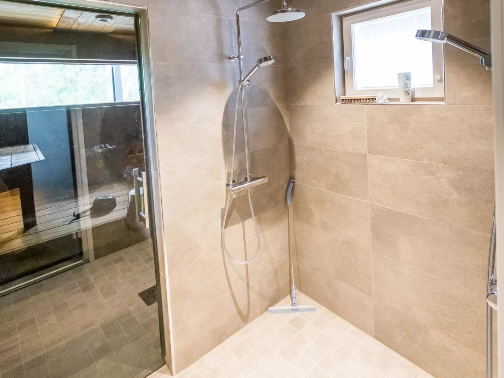 Rikinänranta b-Dedans