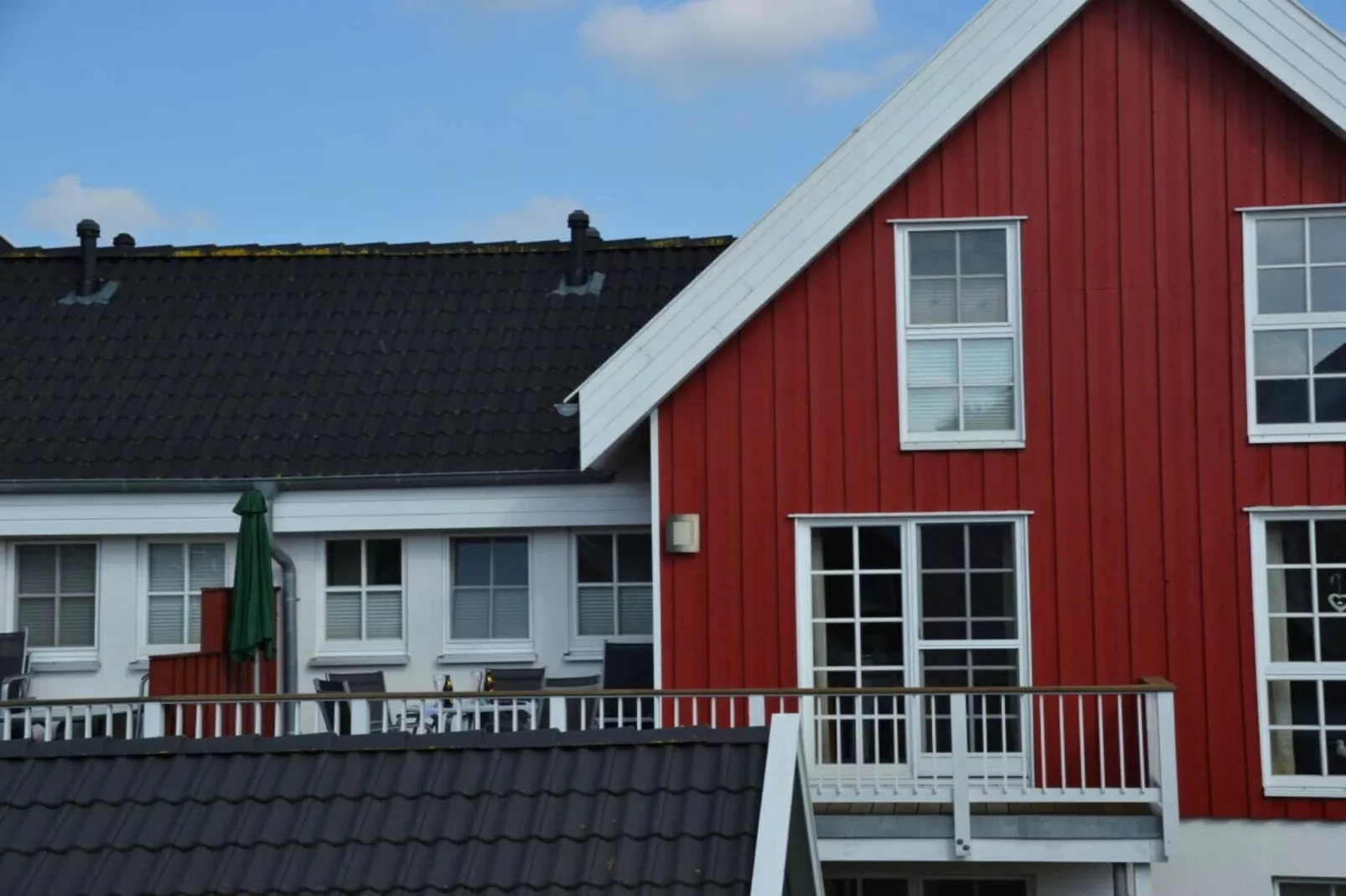 47538-Exterior in summer