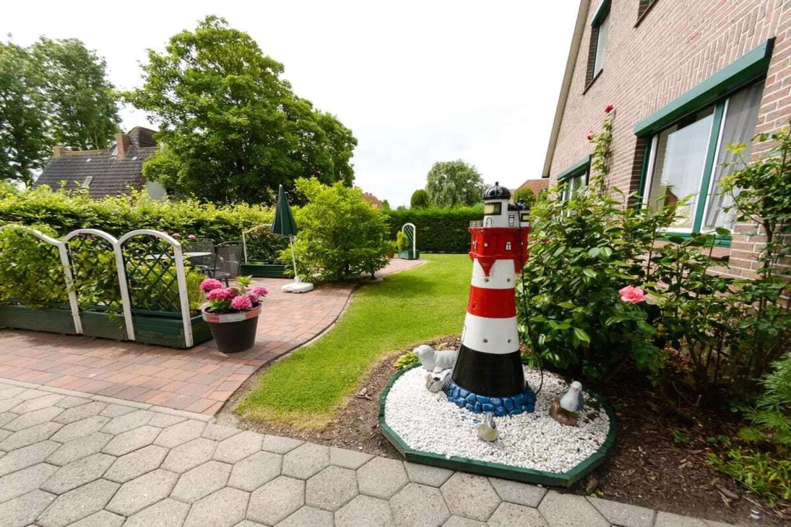 48000-Gardens in summer