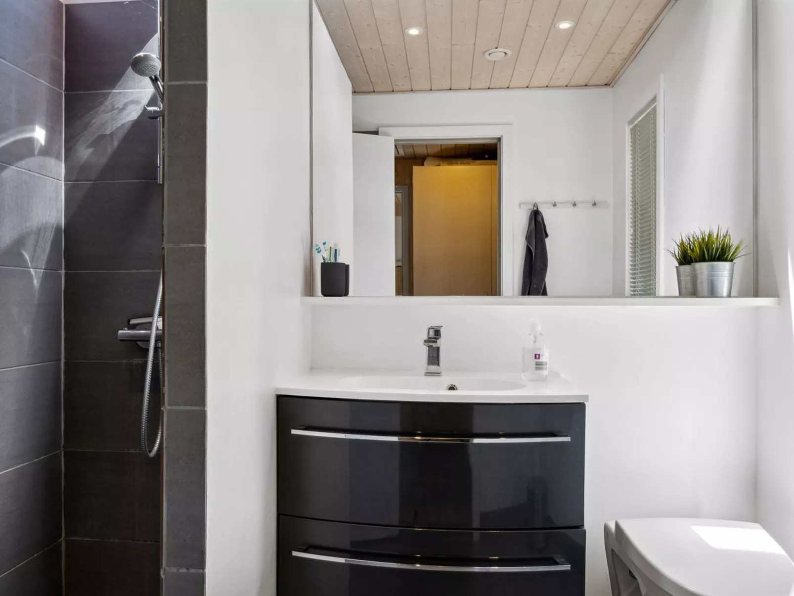 "Wale" - 100m from the sea-Dedans