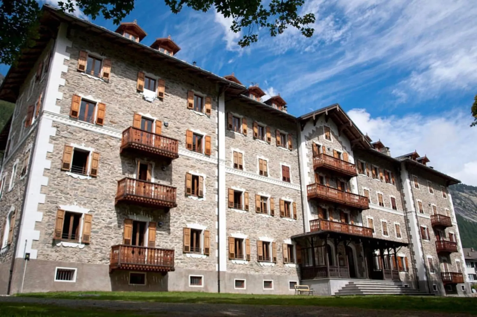 MONO 2 CERESOLE-Exterior in summer
