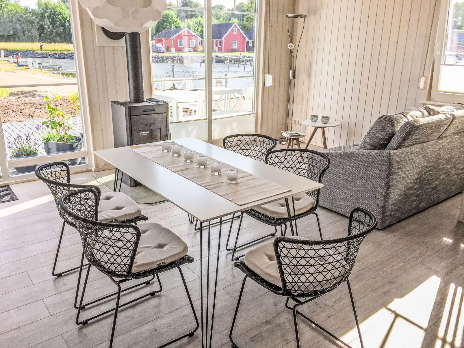 Ferienhaus am Wasser-Drinnen