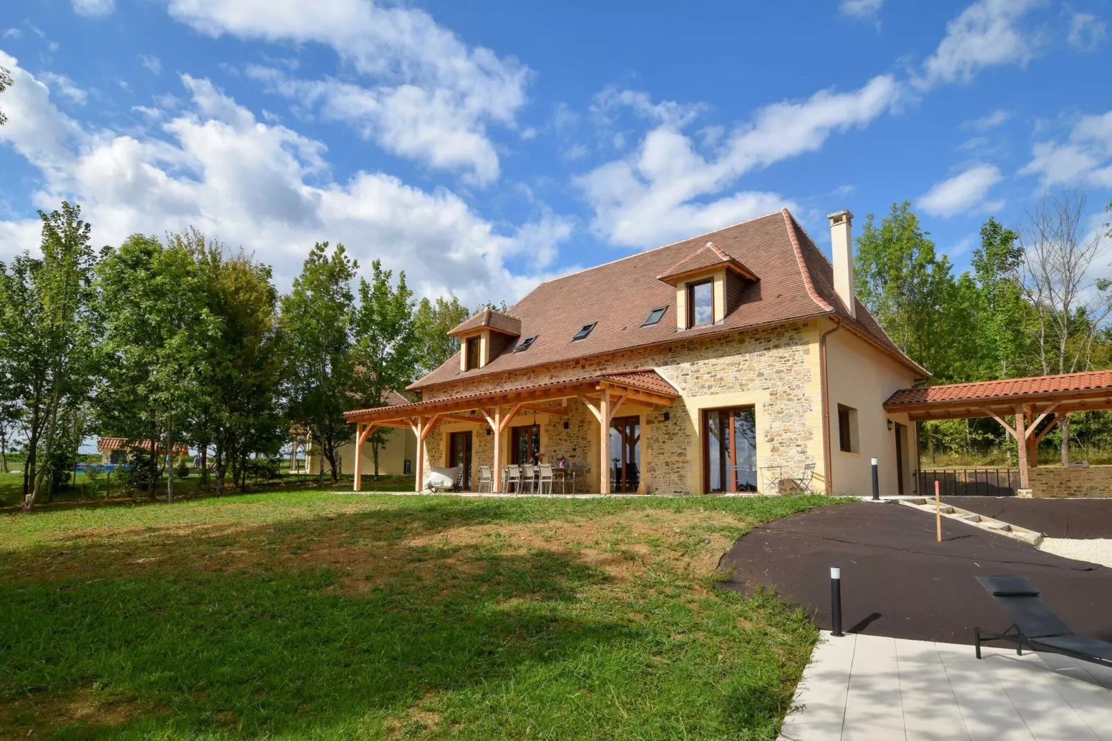 Maison Wallon - Exterior in summer