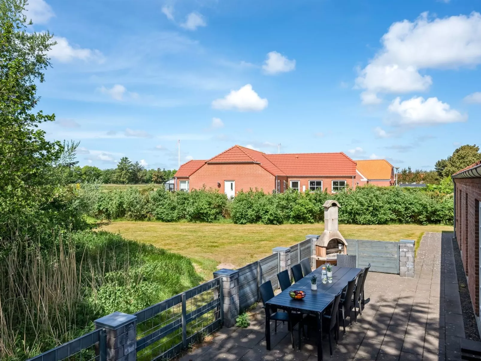 "Sod" - 3.2km from the sea - Outside