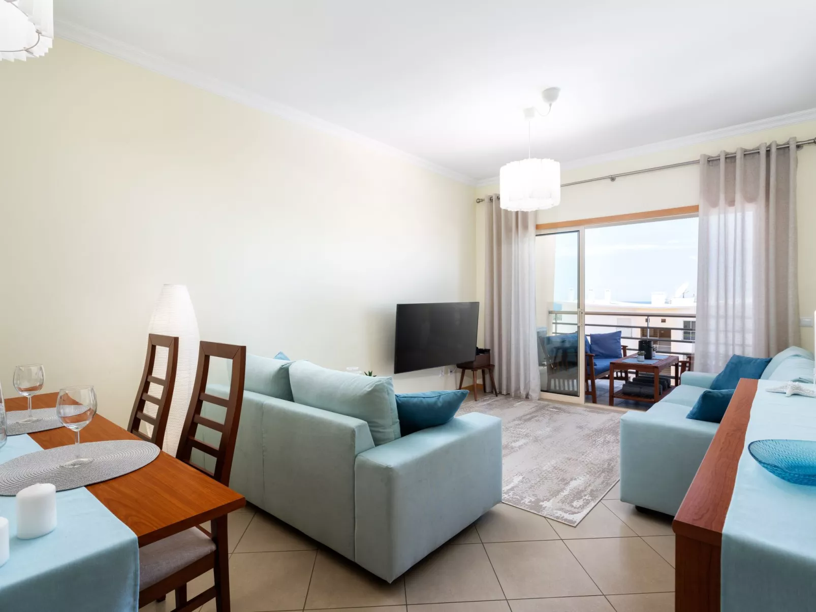 "Elena 1" mit Blick auf das Wasser - Image-tags.info