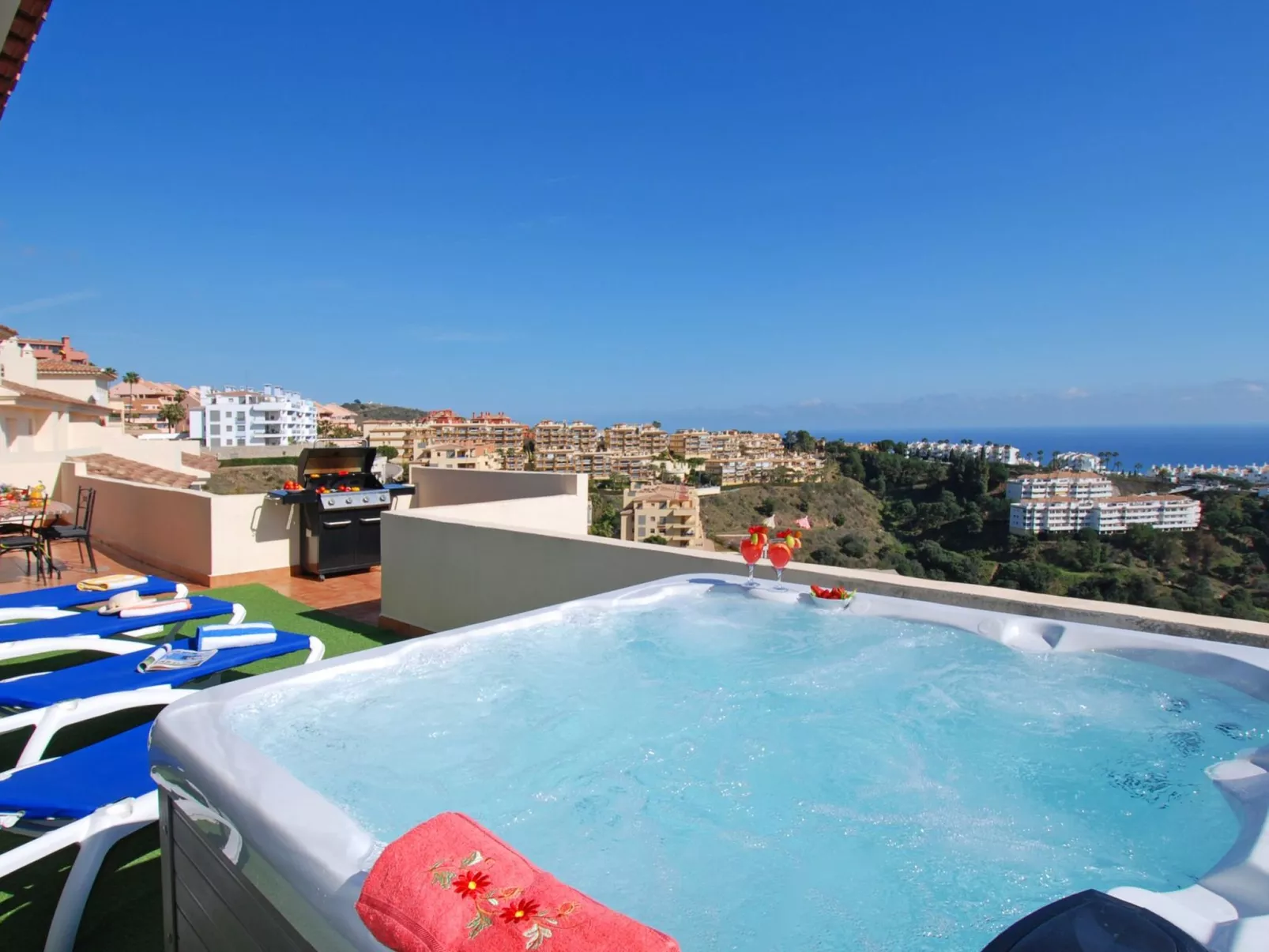 Penthouse, Jacuzzi, Meerblick, BBQ,wifi, AC - Dehors