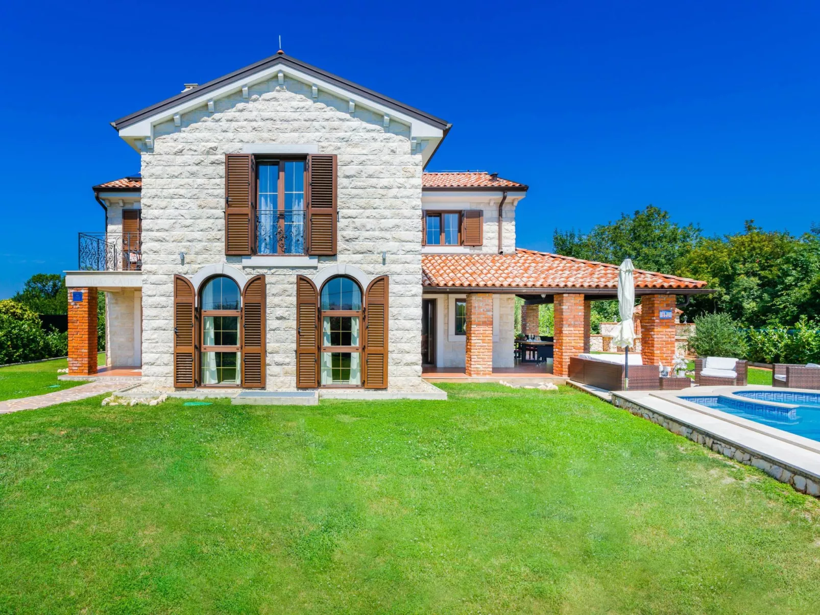 Villa Kamenica  im mediterranen Stil mit Innen- und Außenpool - Image-tags.info