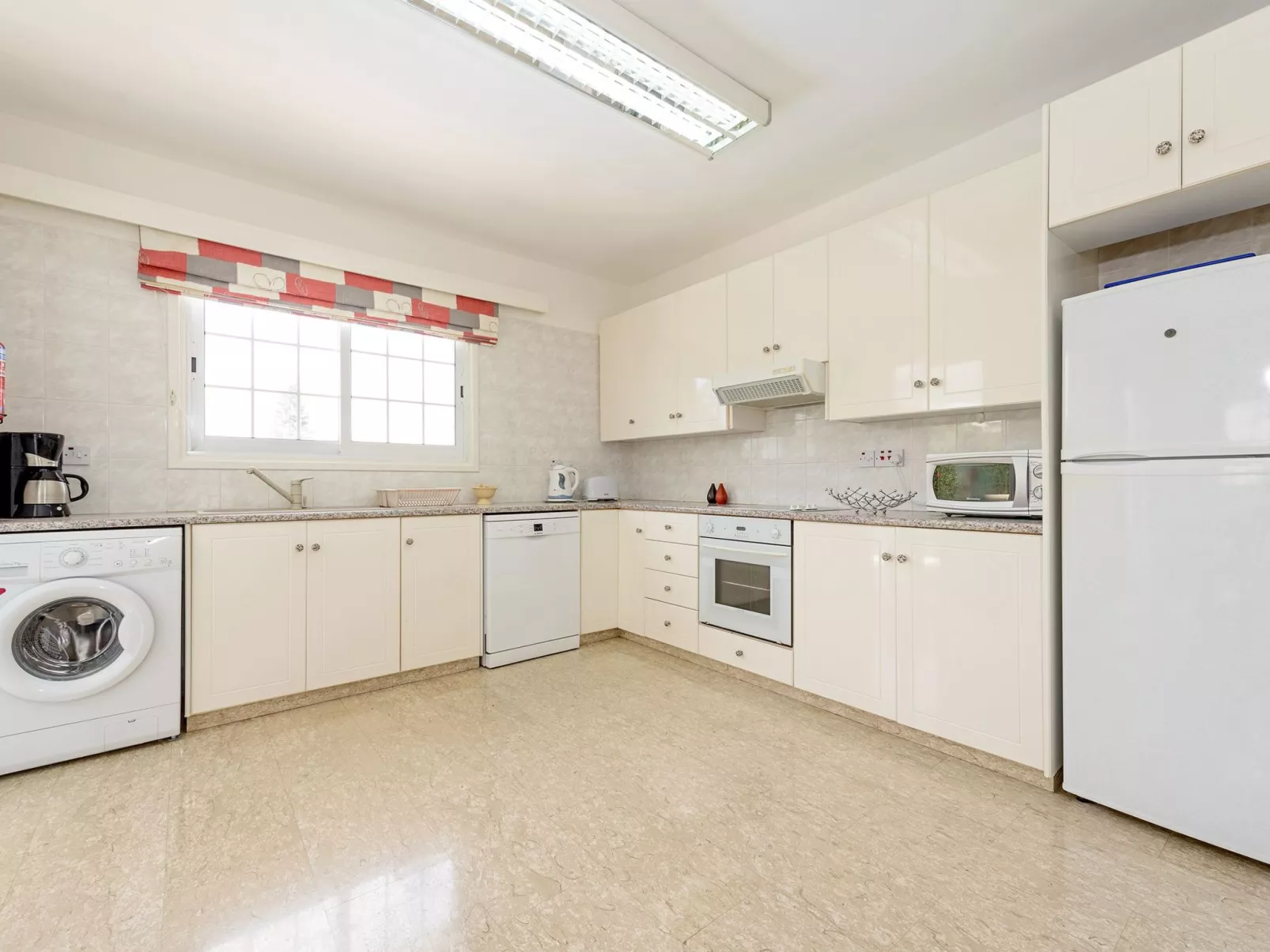 4-Schlafzimmer-Villa mit privatem Pool in Ayia Napa - Image-tags.info