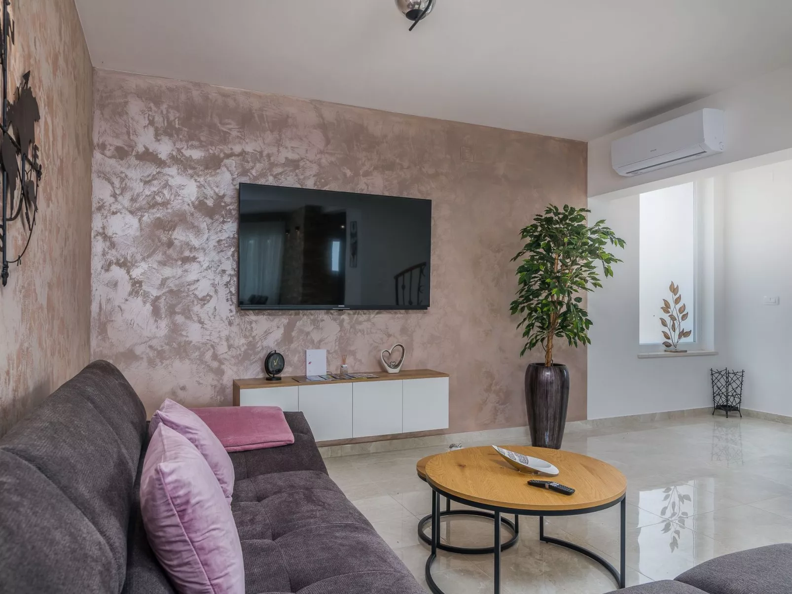 Luxuriöse Villa mit Salzwasserpool in einer ruhigen Gegend - Image-tags.info