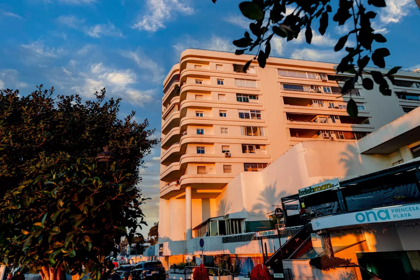 Marbell center - Exterior in summer