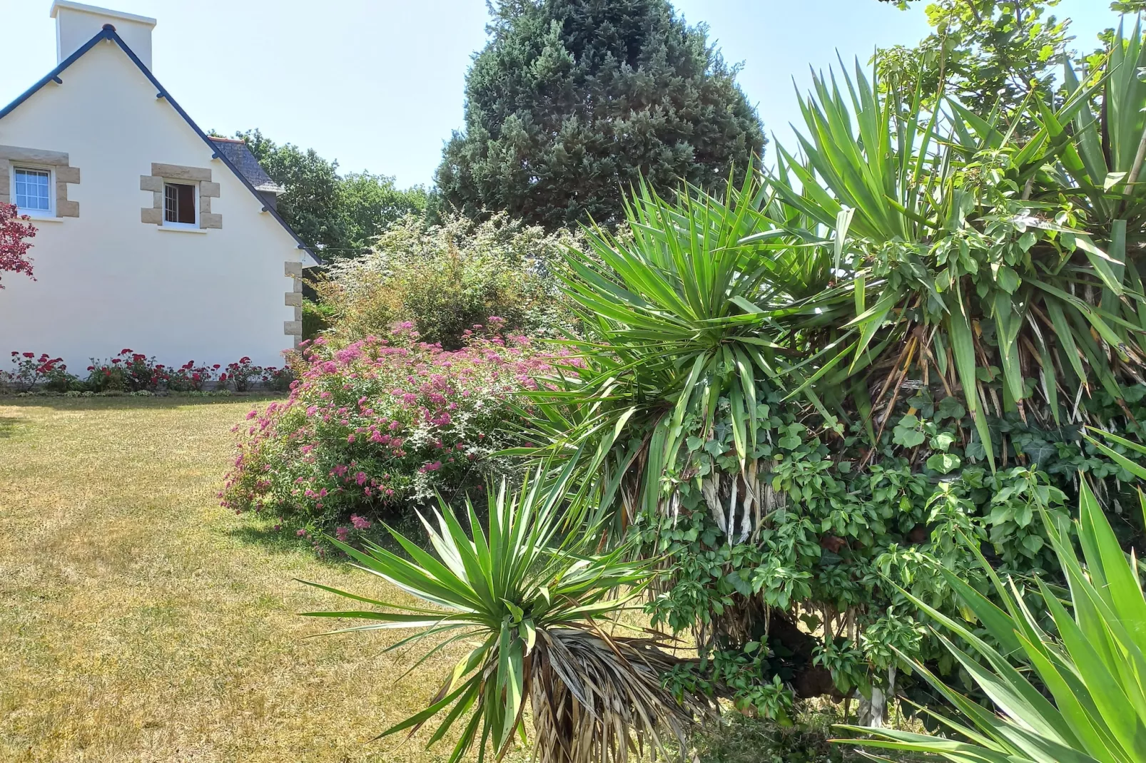 Maison de vacances Henansal-Gardens in summer