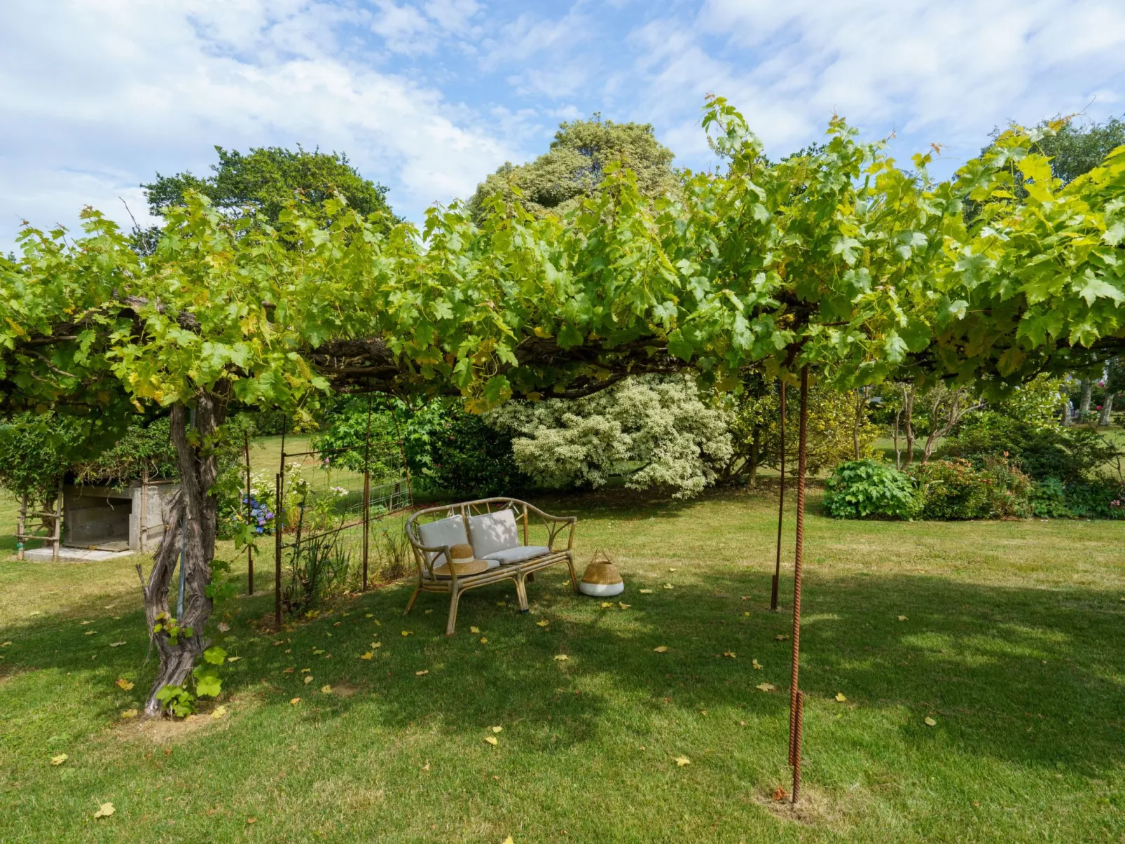 Les Volets Rouges - Draußen