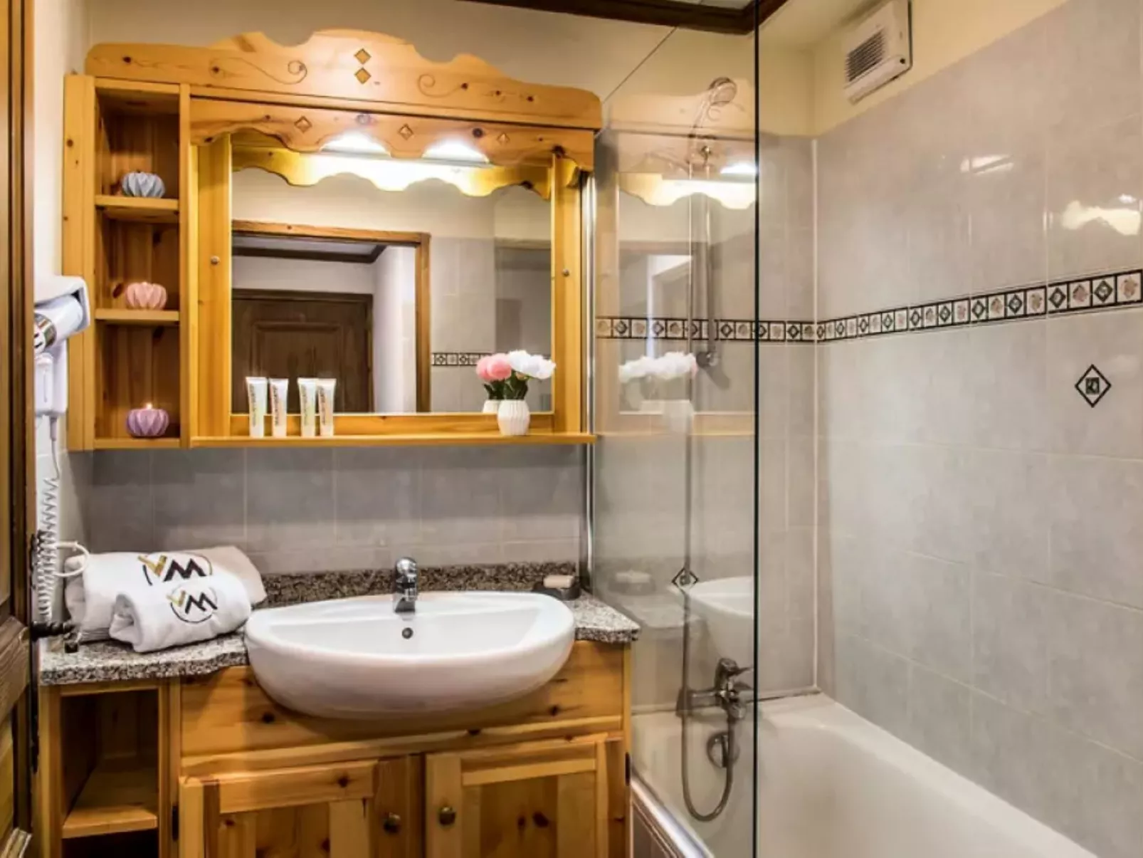 Village Montana-Inside