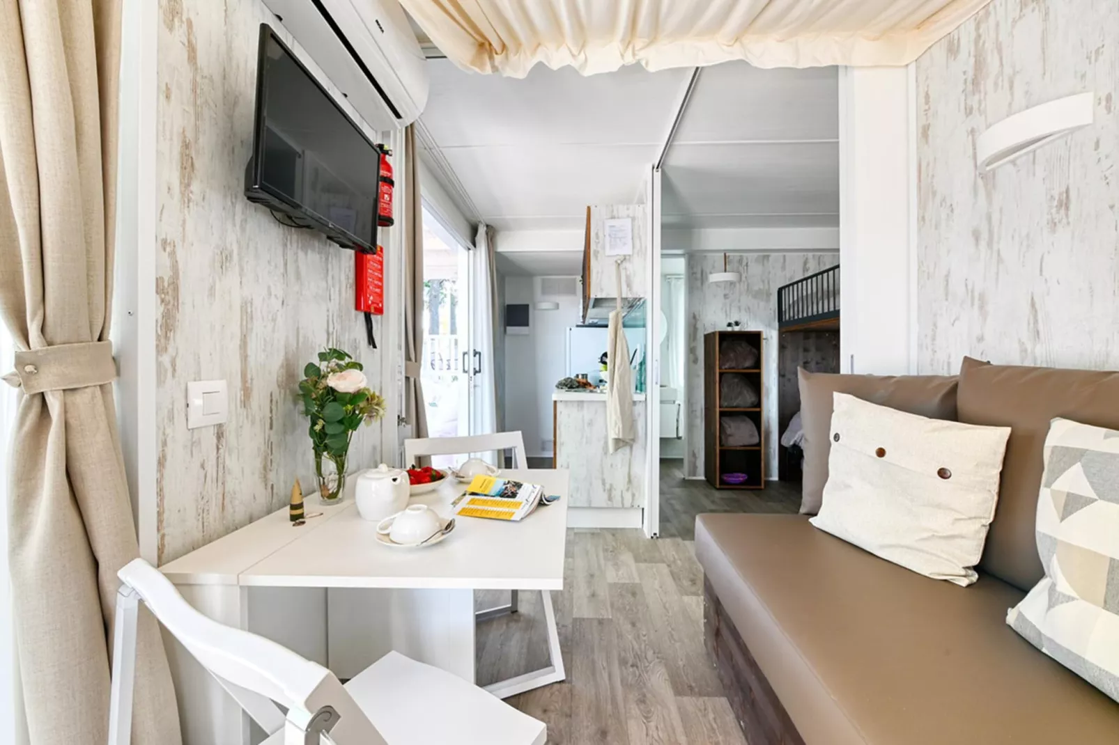 Caravanpark San Benedetto Camping Relais Peschiera / MH Borgo-Living room