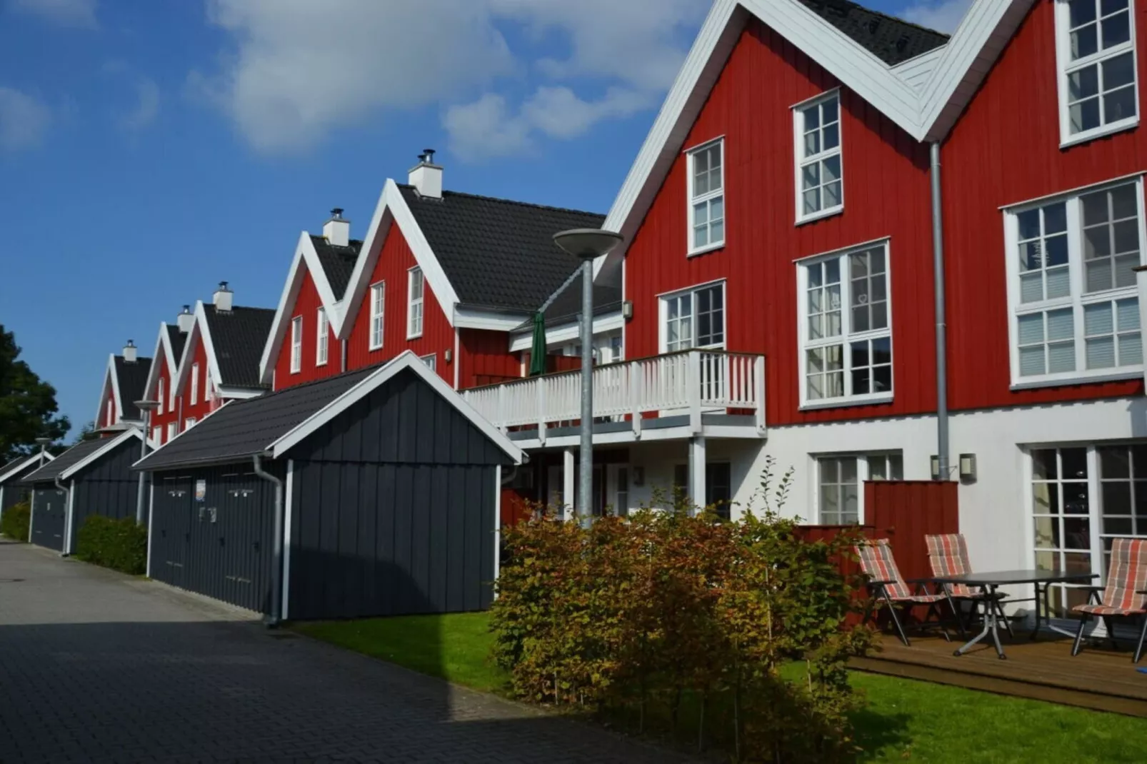 47538-Exterior in summer