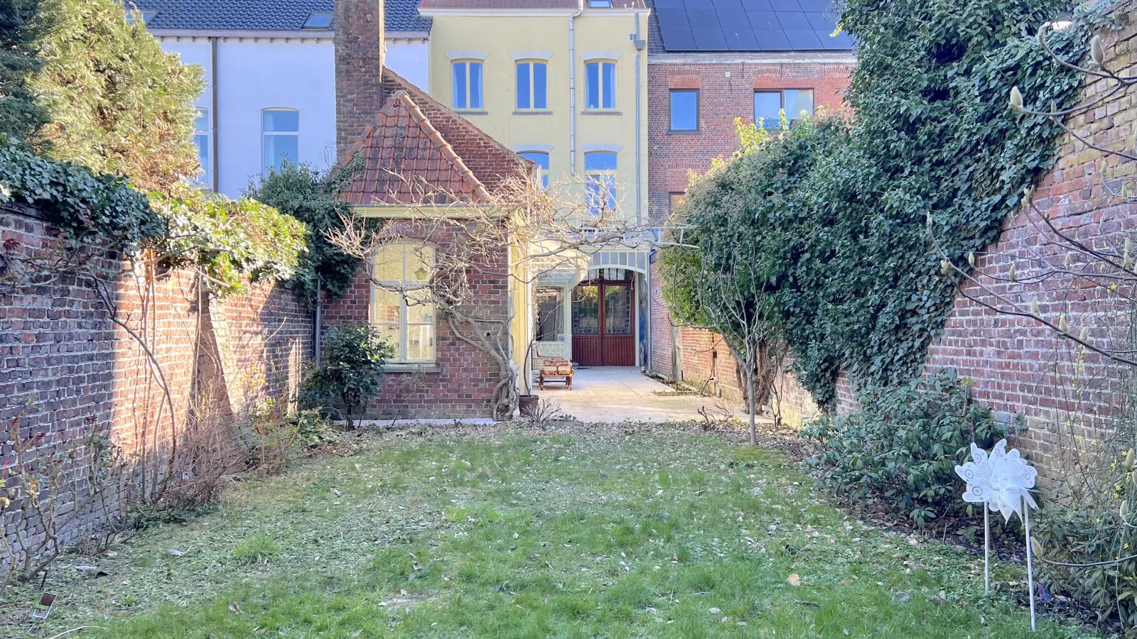 La Maison Bleue Ronse - Außenbereich Sommer