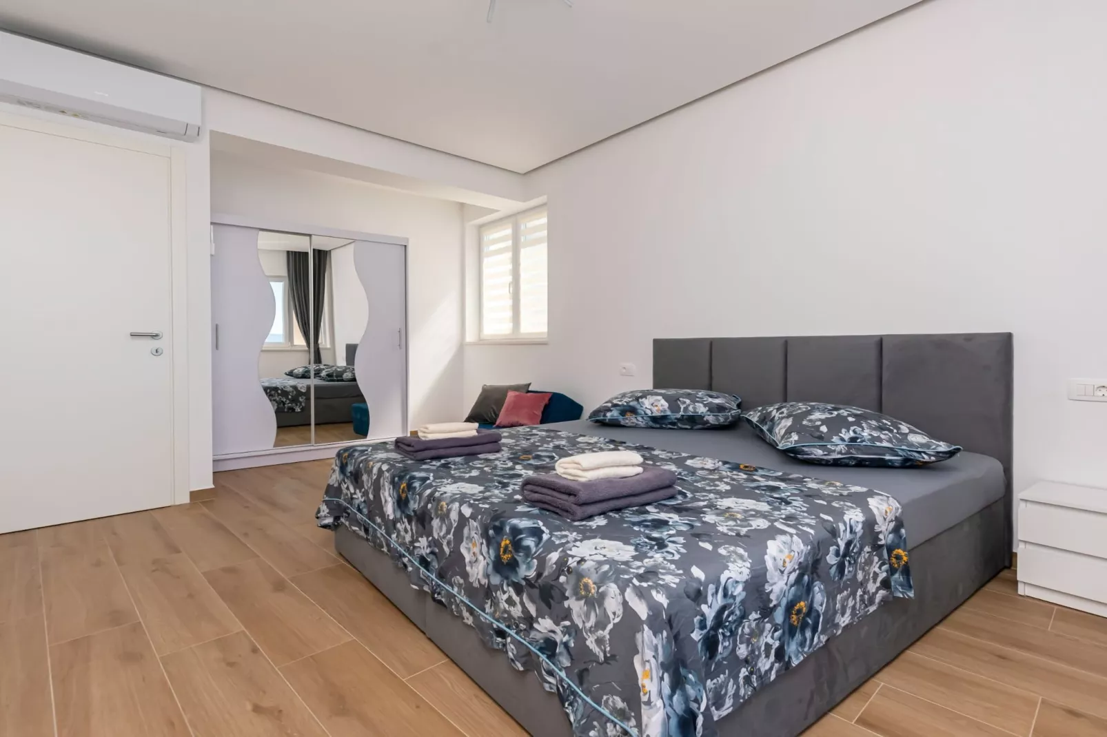 Apartments Hope (Dugi Rat) - Three-Bedroom Apartment with Jacuzzi  (Stanko) - Bedroom