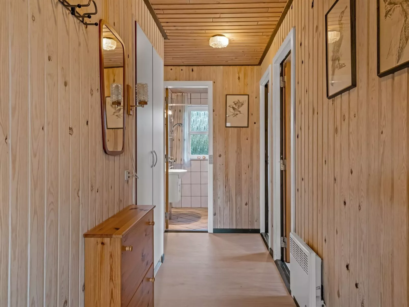 "Åsemarie" - 500m to the fjord-Drinnen