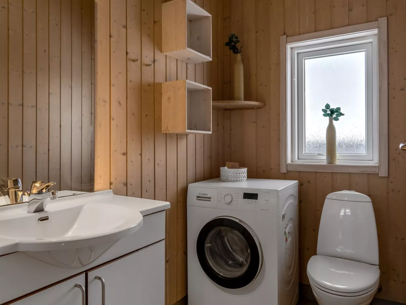 "Galin" - 210m to the fjord-Drinnen