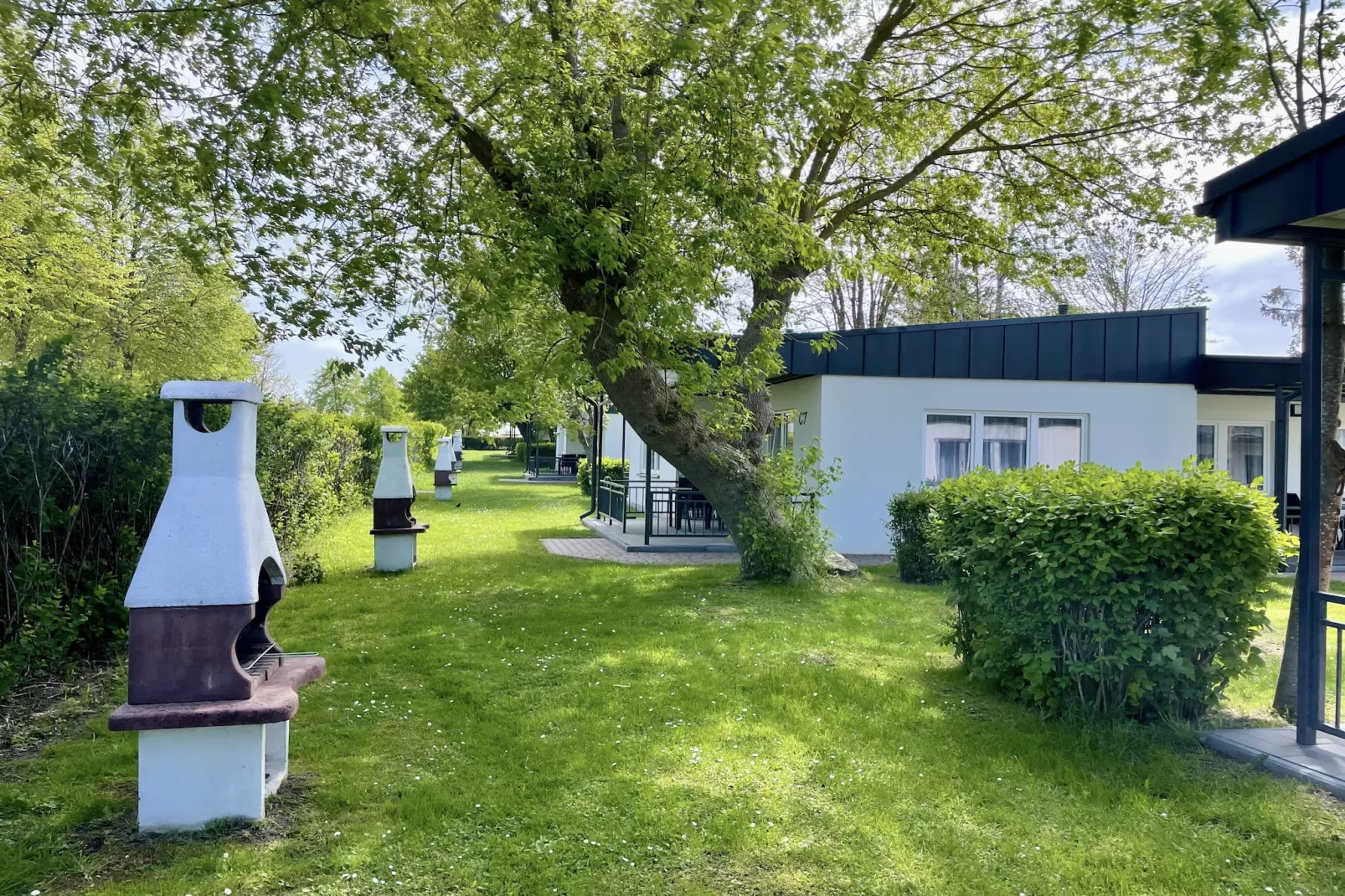 Domki 4-osobowe dla 4 osób-Gardens in summer