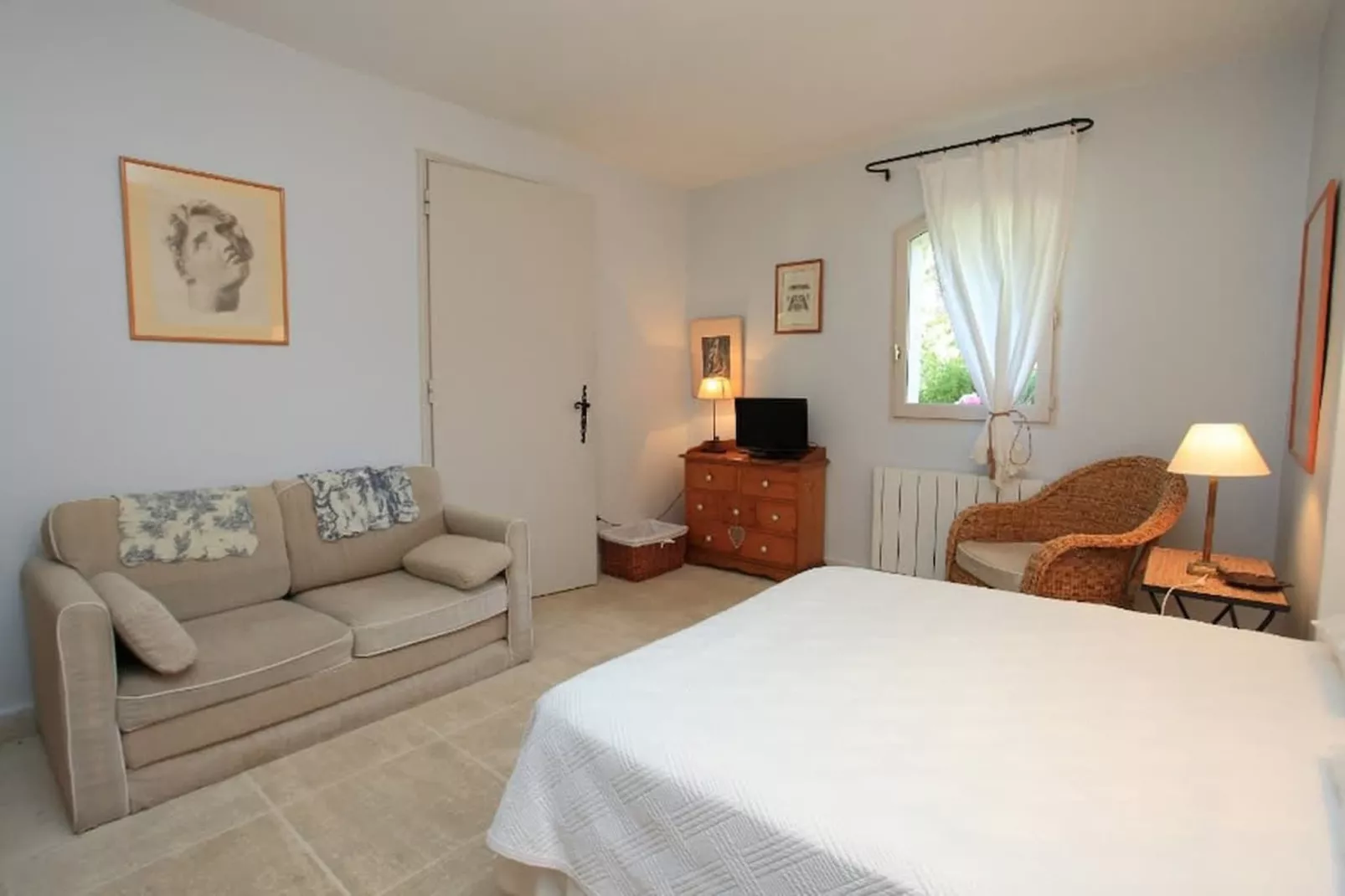 Maison authentique au coeur des garrigues Luberon-Bedroom