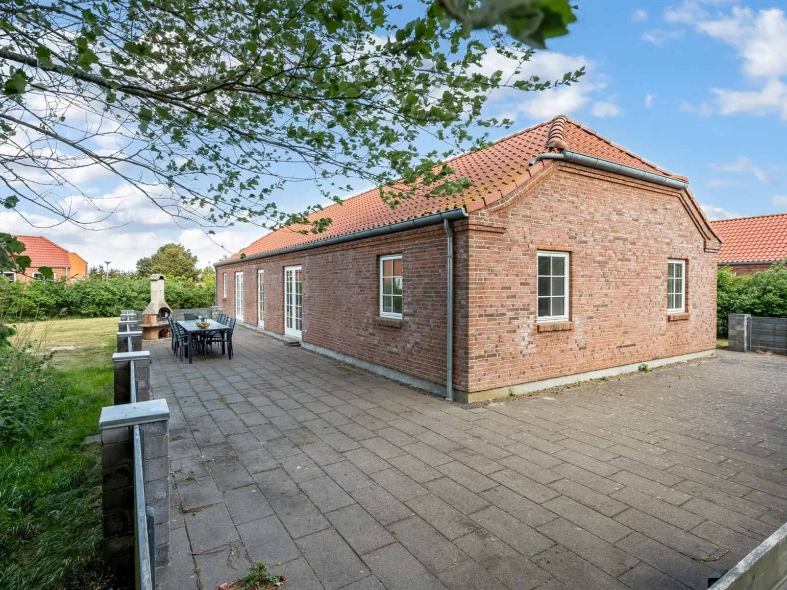 "Sod" - 3.2km from the sea - Outside