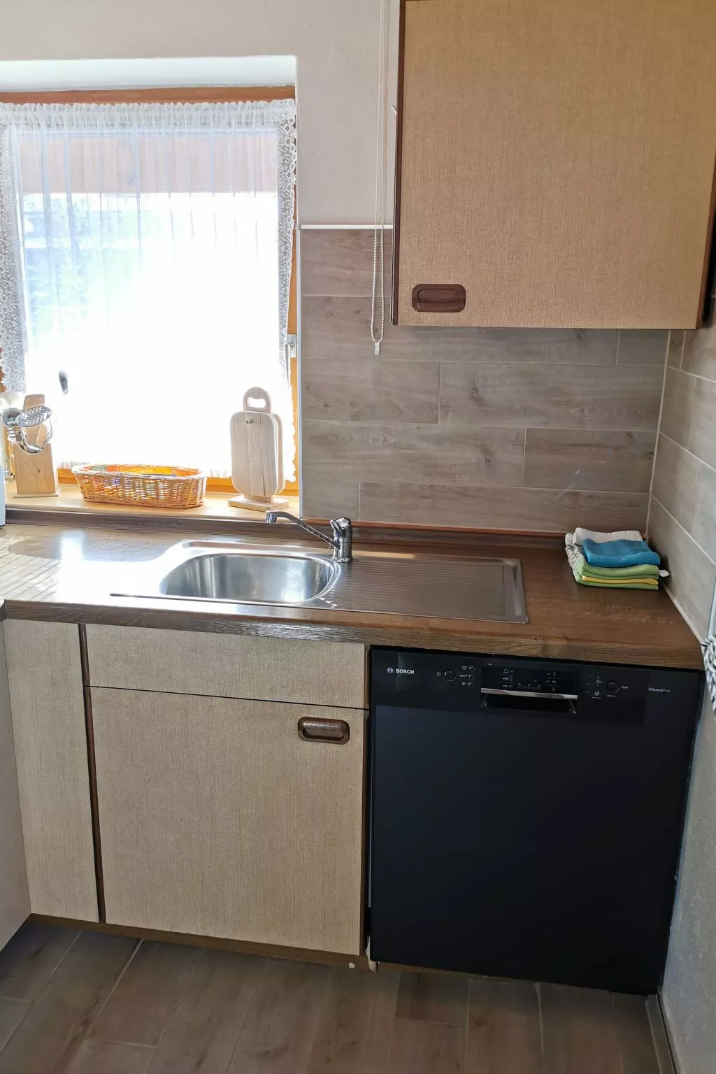 Mit komplett eingerichteter Küchenzeile im Wohnraum - Image-tags.info