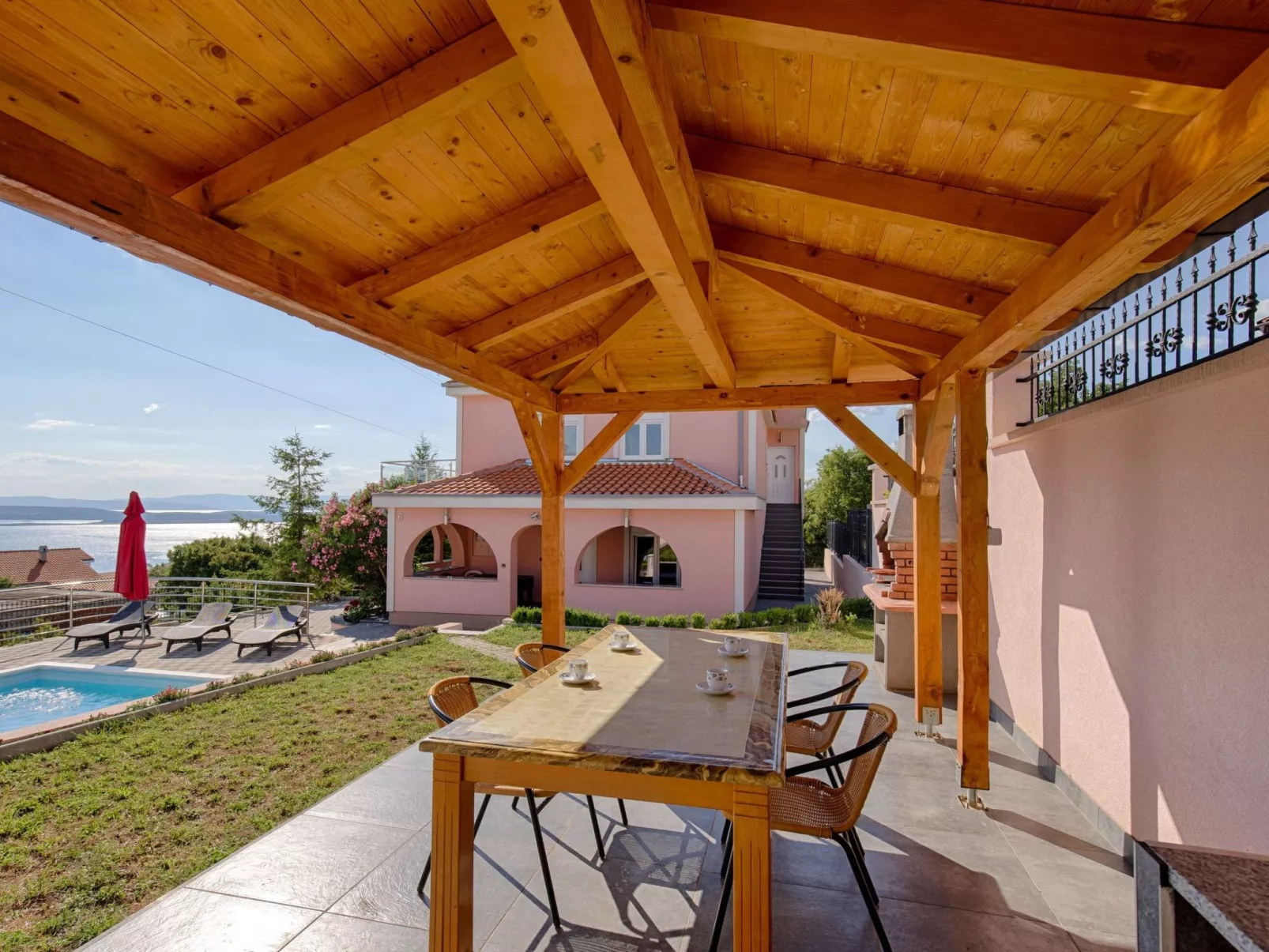 Villa mit Pool und schönem Meerblick - Image-tags.info