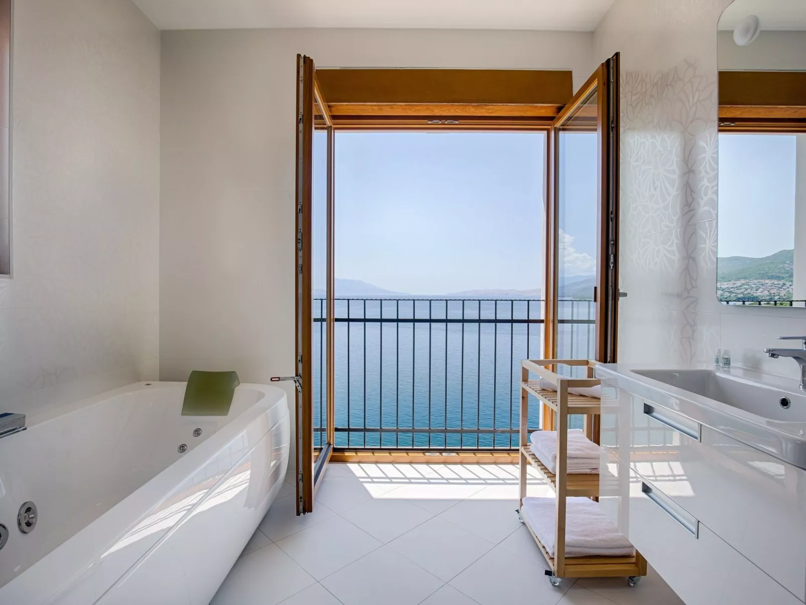 Wohnung "Zayml Povile" mit Blick auf das Wasser - Image-tags.info