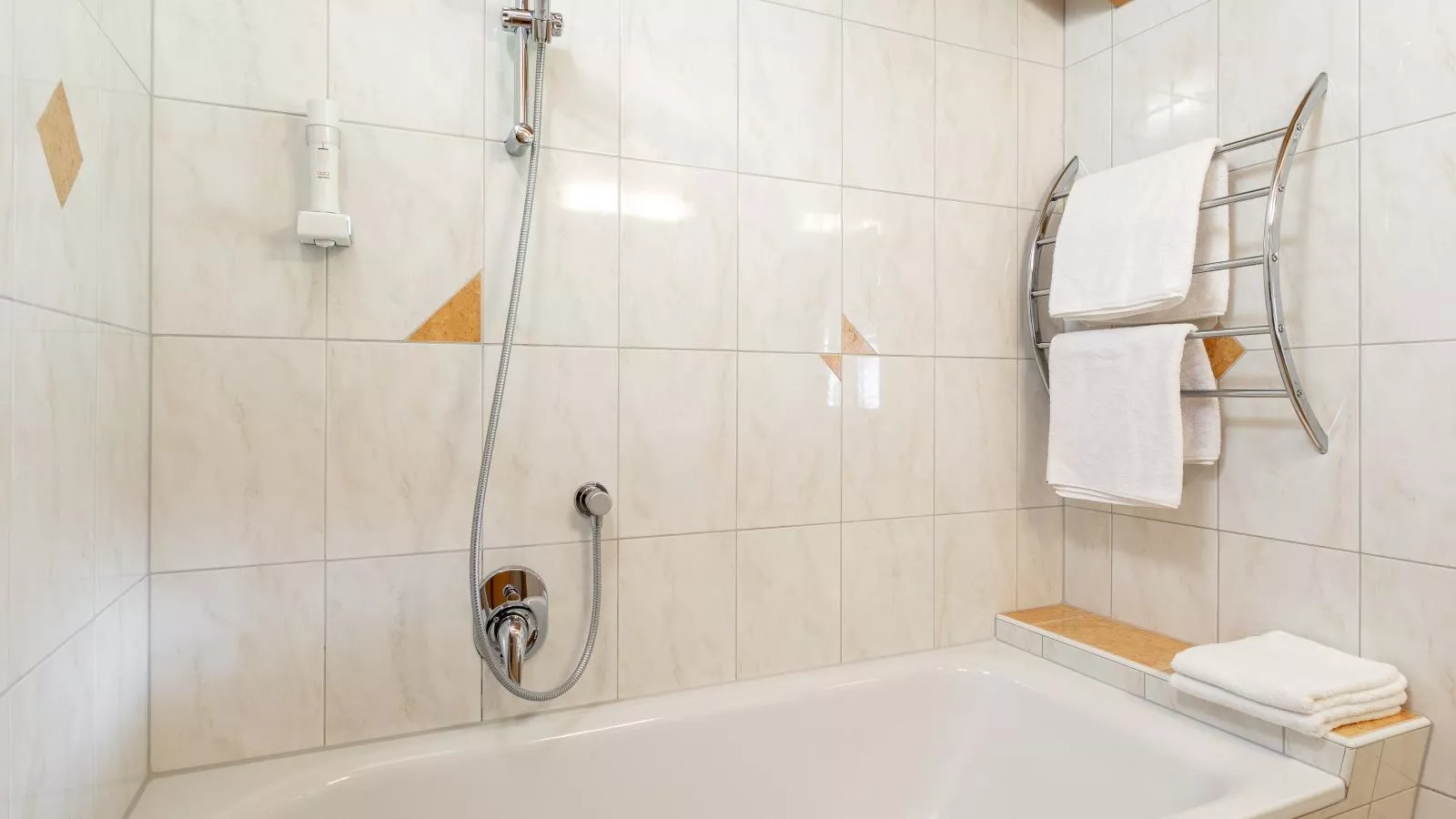 Rosalie-Lorena-Bathroom