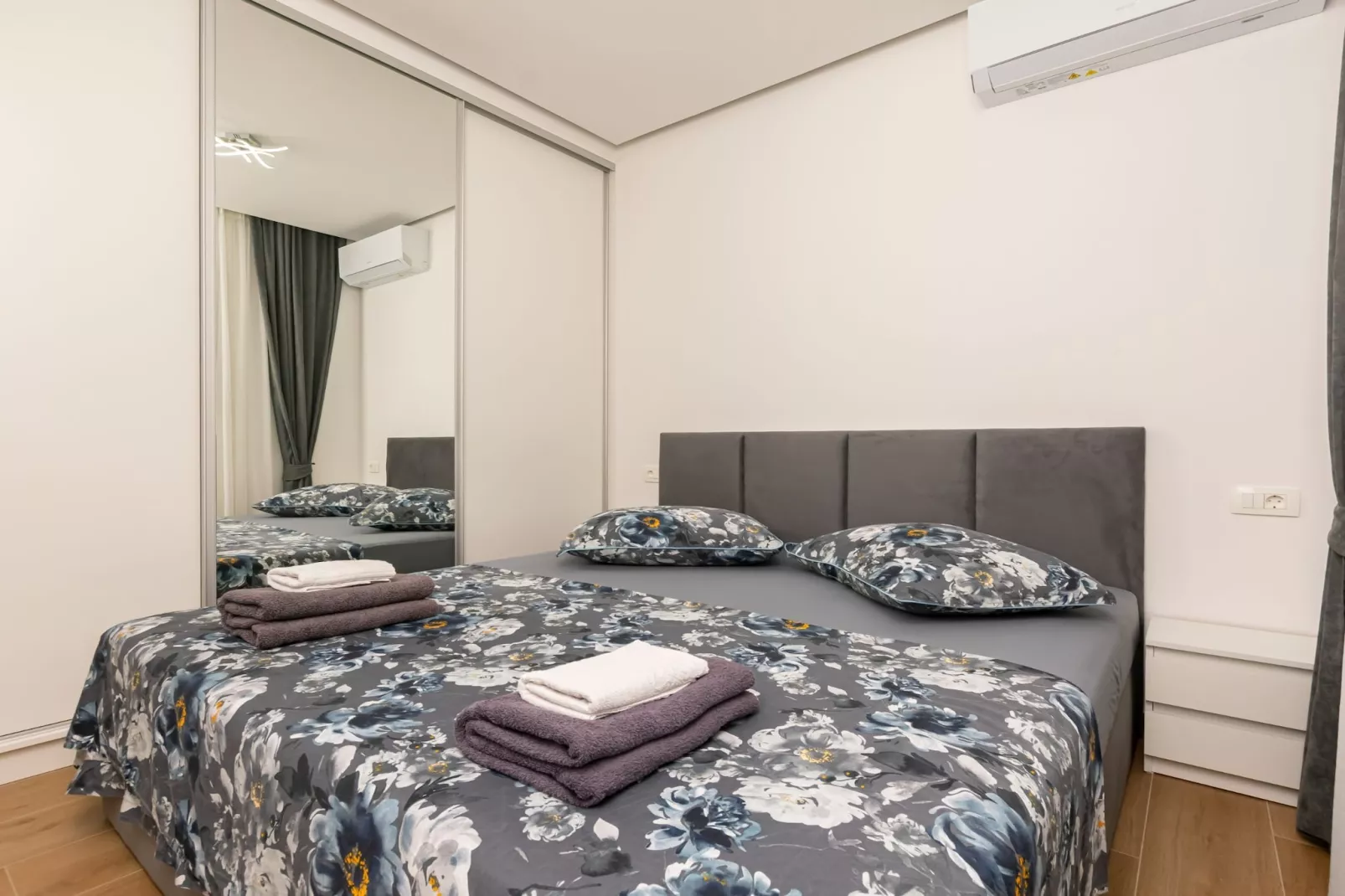 Apartments Hope (Dugi Rat) - Three-Bedroom Apartment with Jacuzzi  (Stanko) - Bedroom