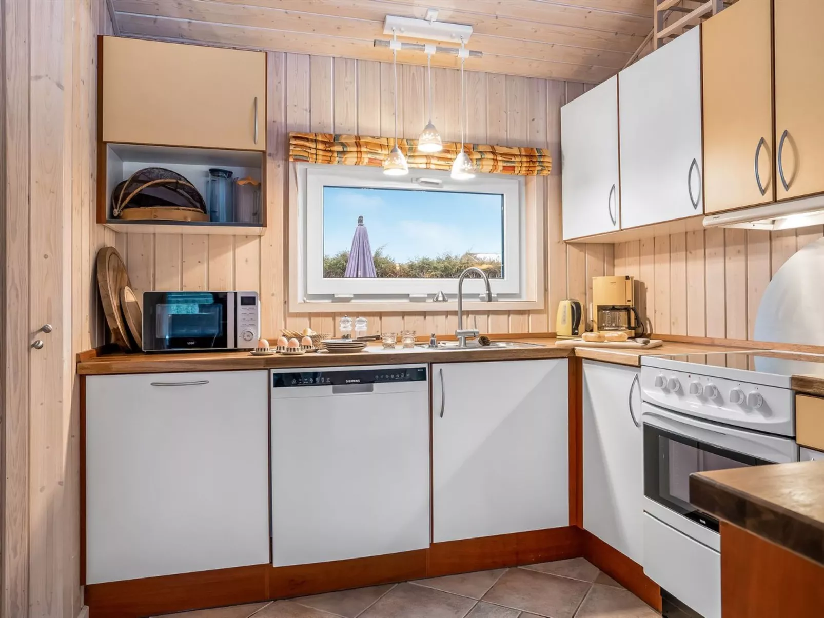 "Henne" -  from the sea-Drinnen