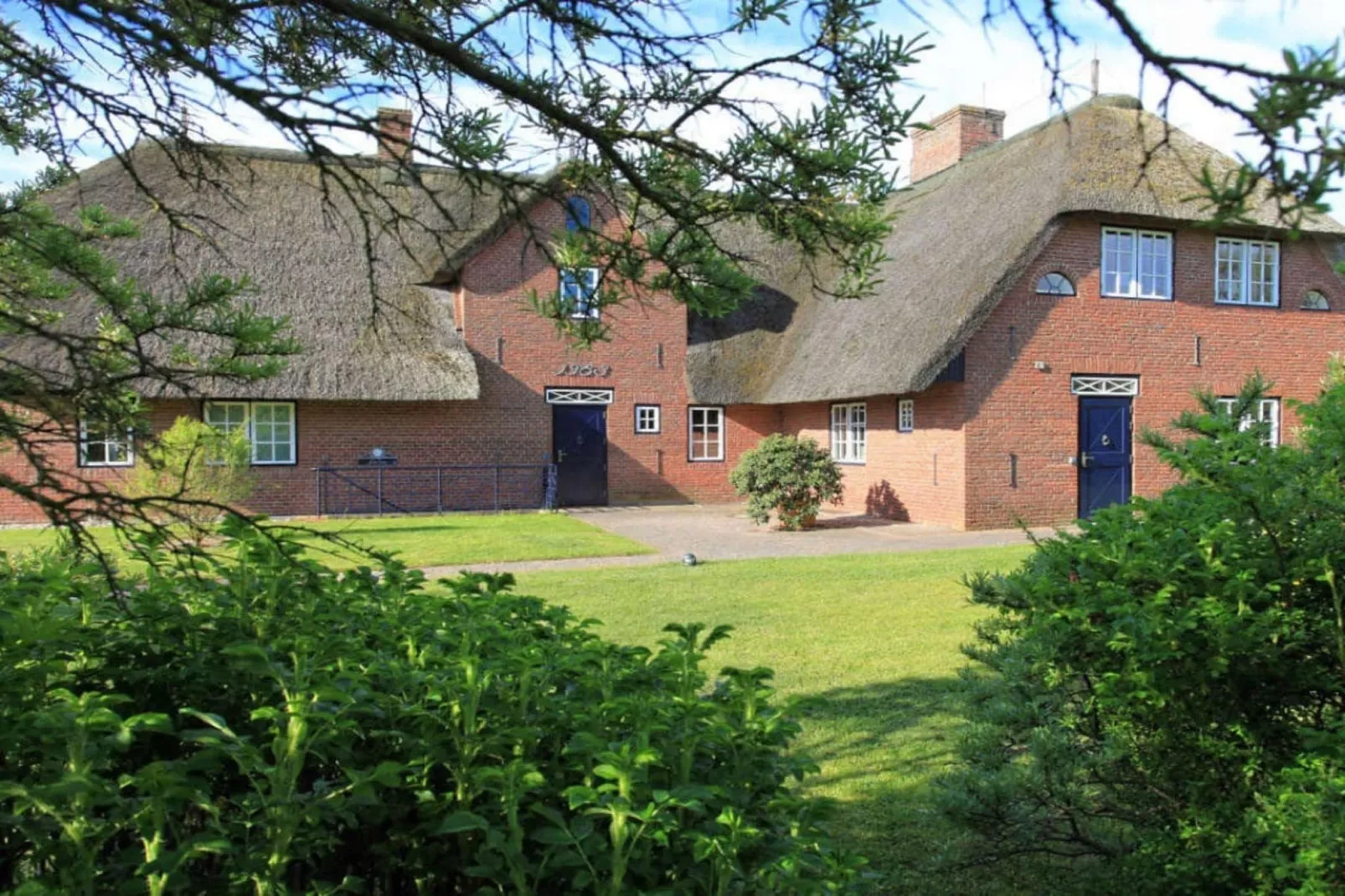 138124-Exterior in summer