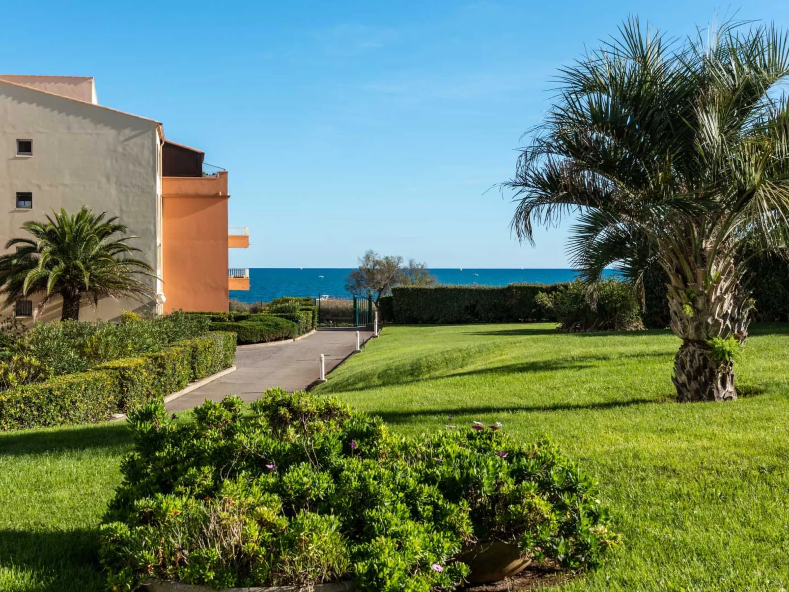 Les Indes Galantes-Outside