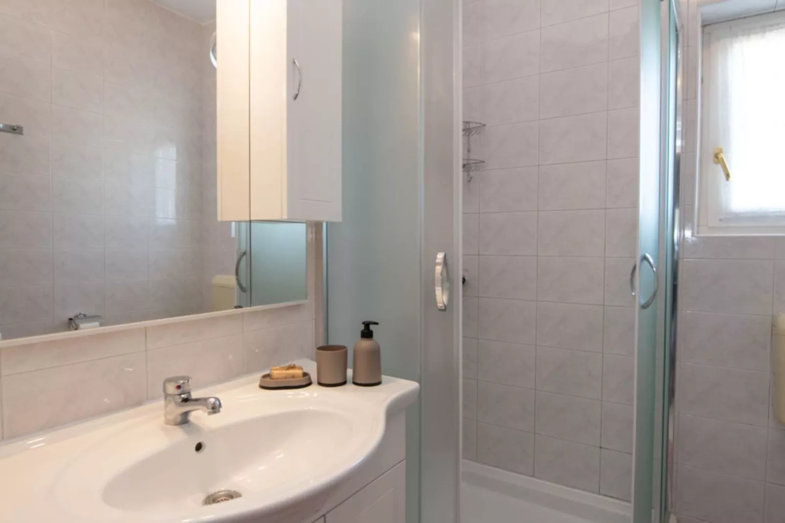 Apartments Mirjana IKA - One Bedroom Apartment With Balcony And Sea View (A2) - Bathroom