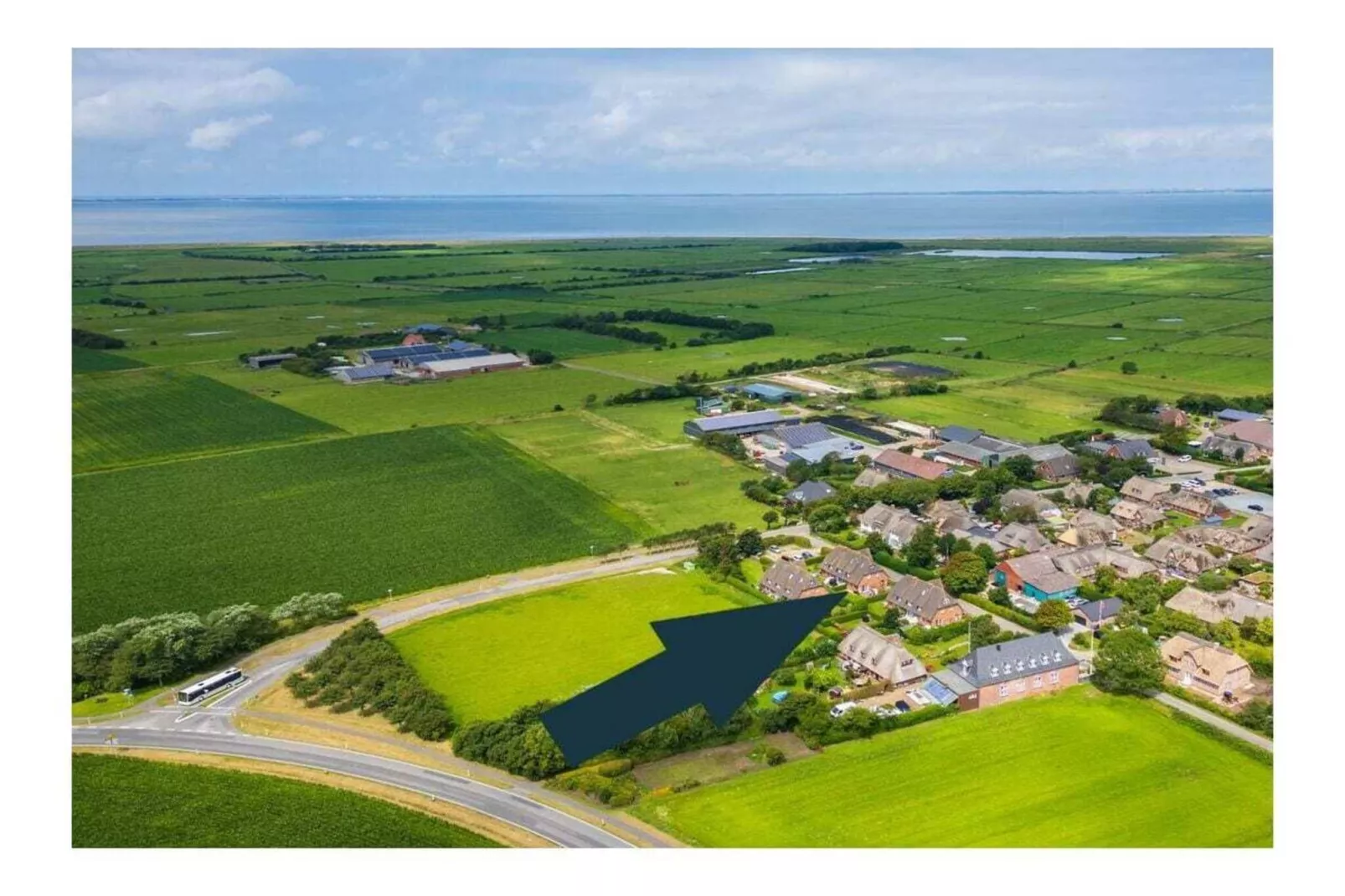 561504-Exterior in summer