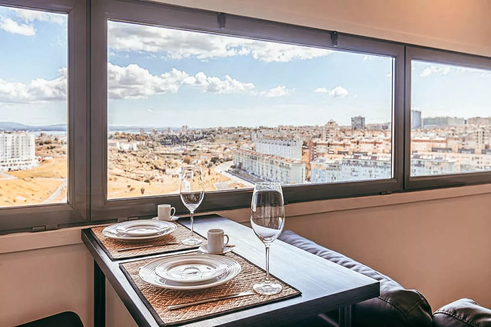 Trendy Apartment River View By Gthouse - Esszimmer