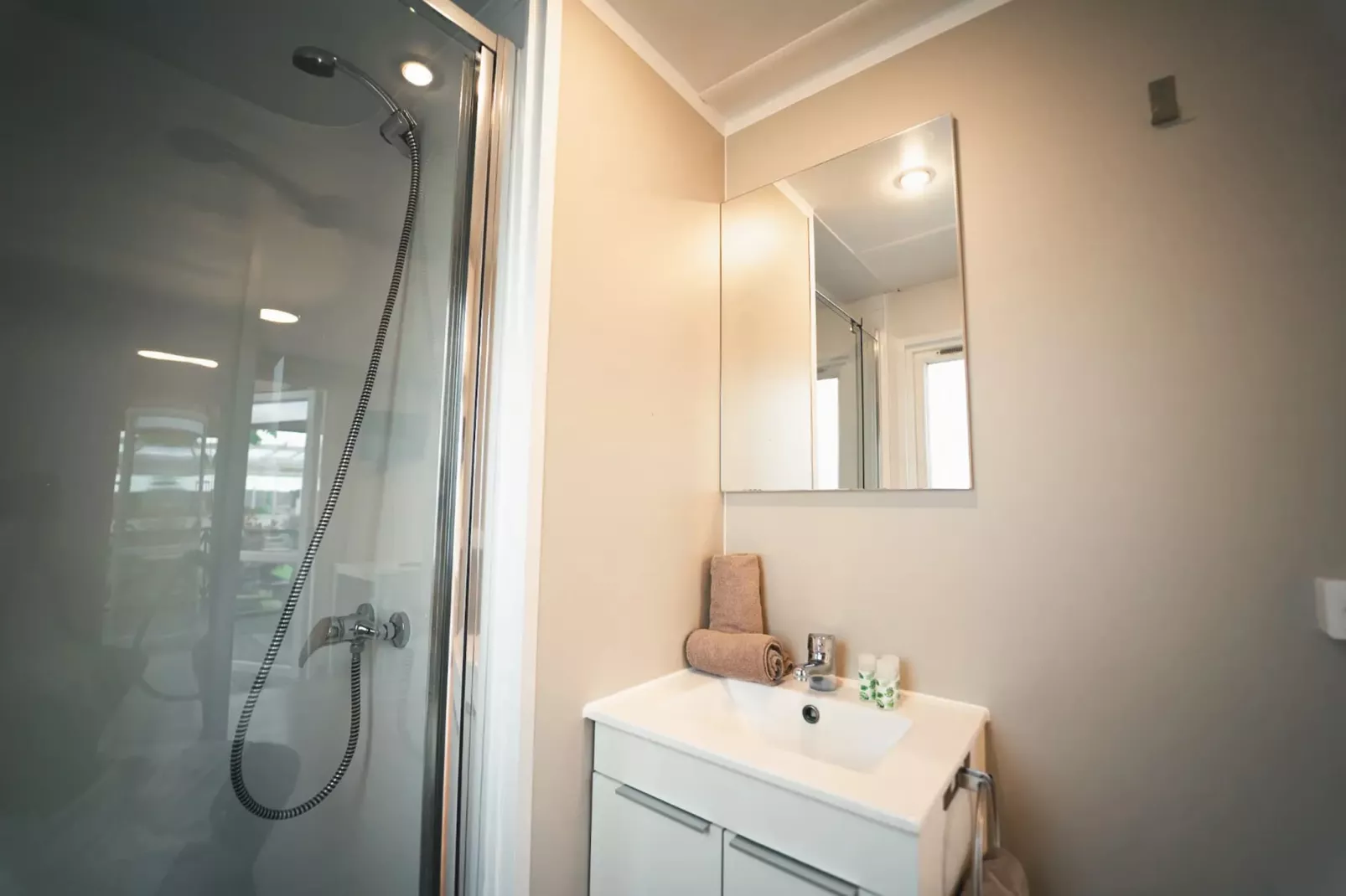 HOLA CAMP CHILCHES-Comfort 2-Badezimmer