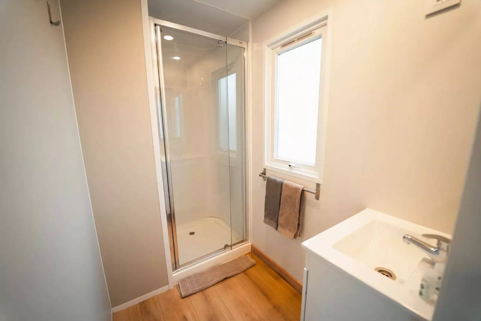 HOLA CAMP CHILCHES-Comfort 4-Bathroom