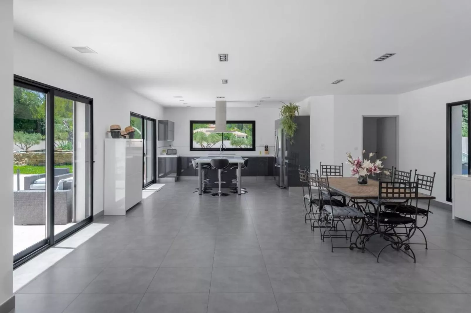 Villa avec piscine chauffée spa salle sport et cinéma-Salle à manger