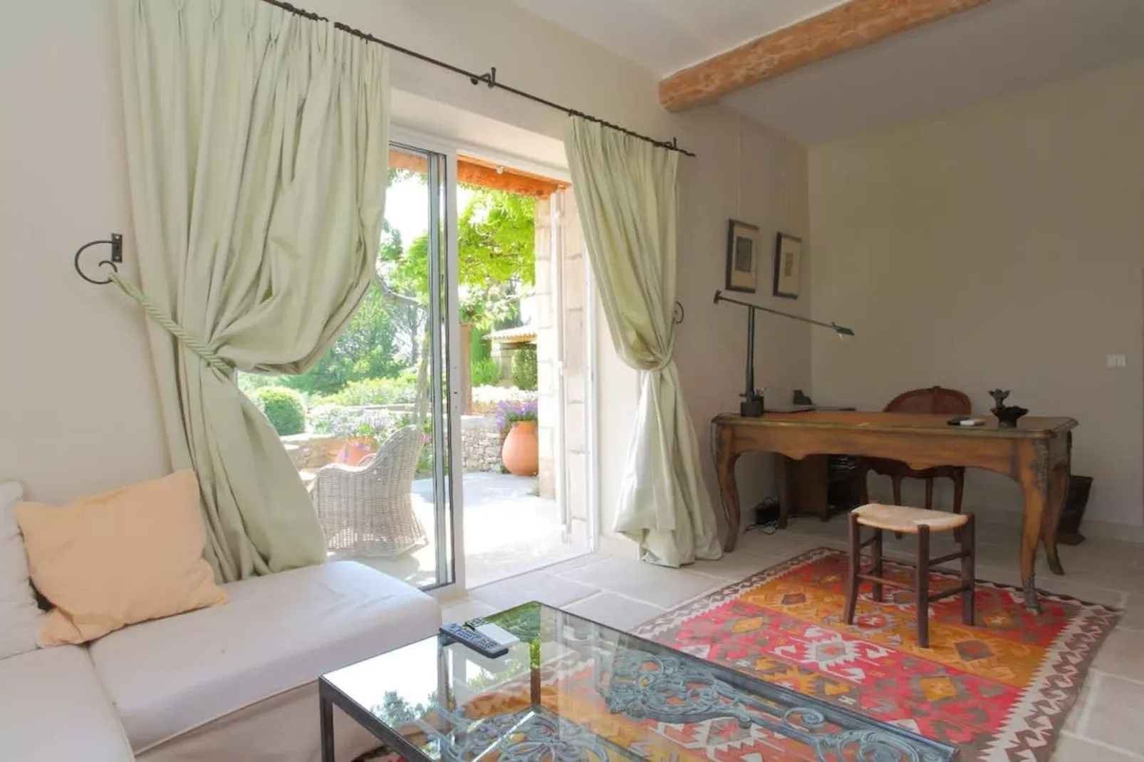 Bastide avec piscine 3 terrasses dans un écrin de verdure-Salon