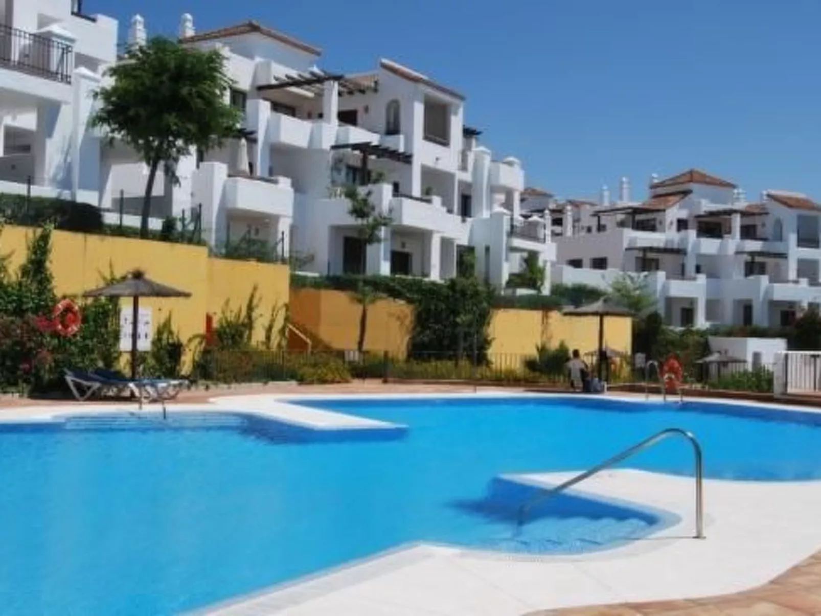 Helle, modernisierte Wohnung mit mehreren Pools - Image-tags.info