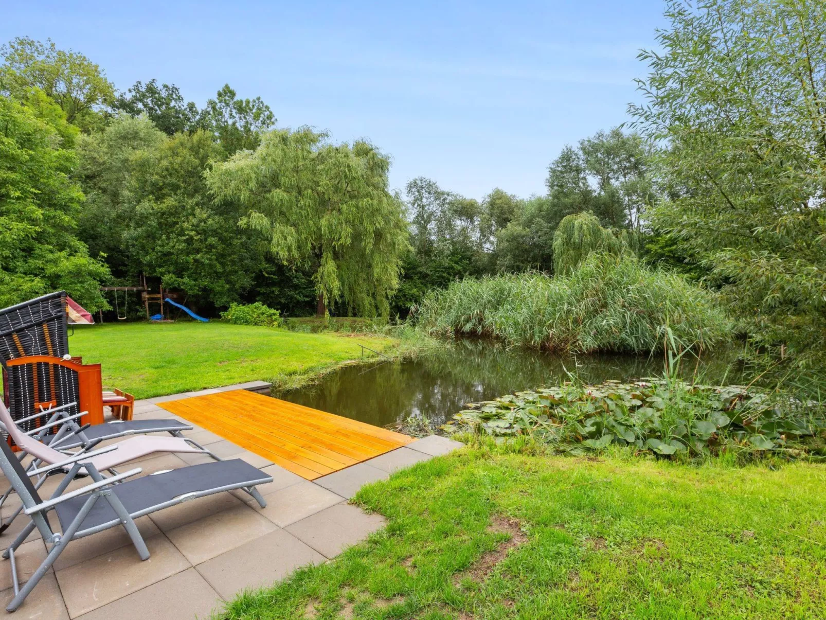 Mit naturnahen Badeteich - Image-tags.info