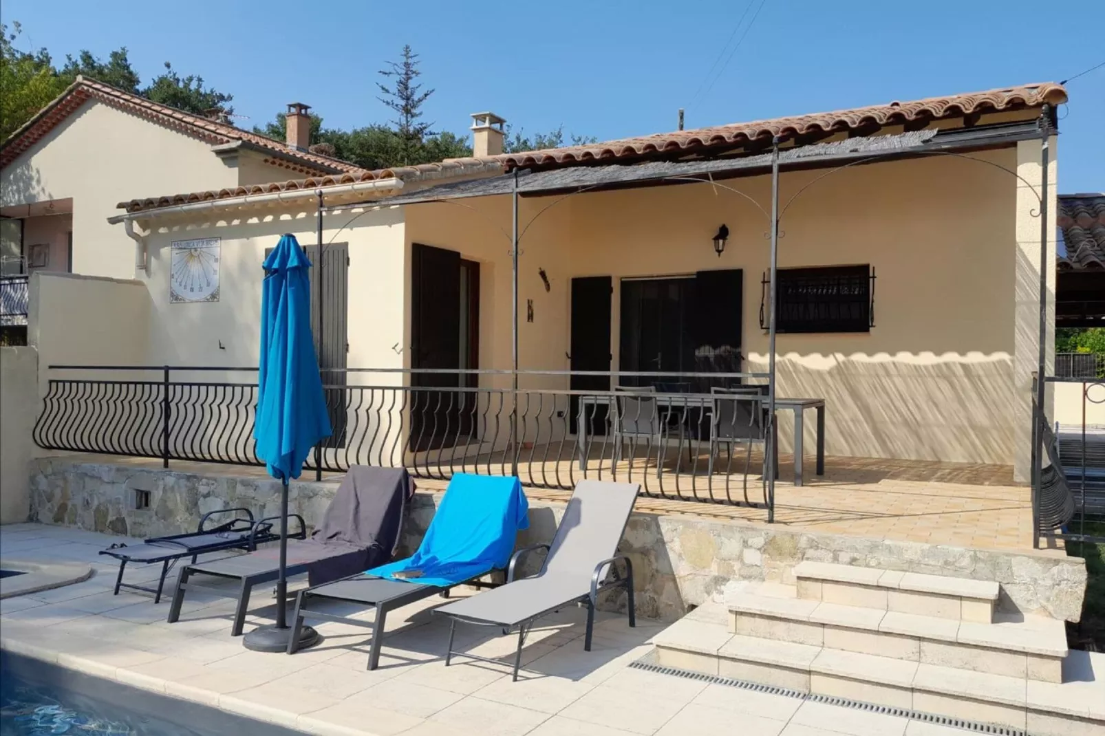 Ferienhaus in Vaison-la-Romaine-Exterior in summer