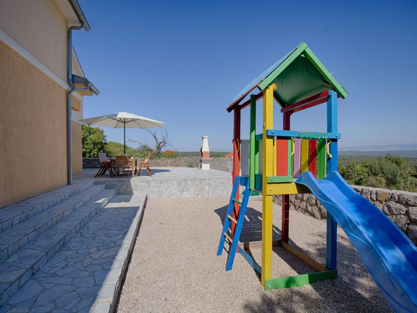Luxuriöse Villa mit Pool, großem mediterranen Garten und Kinderspielplatz. - Image-tags.info