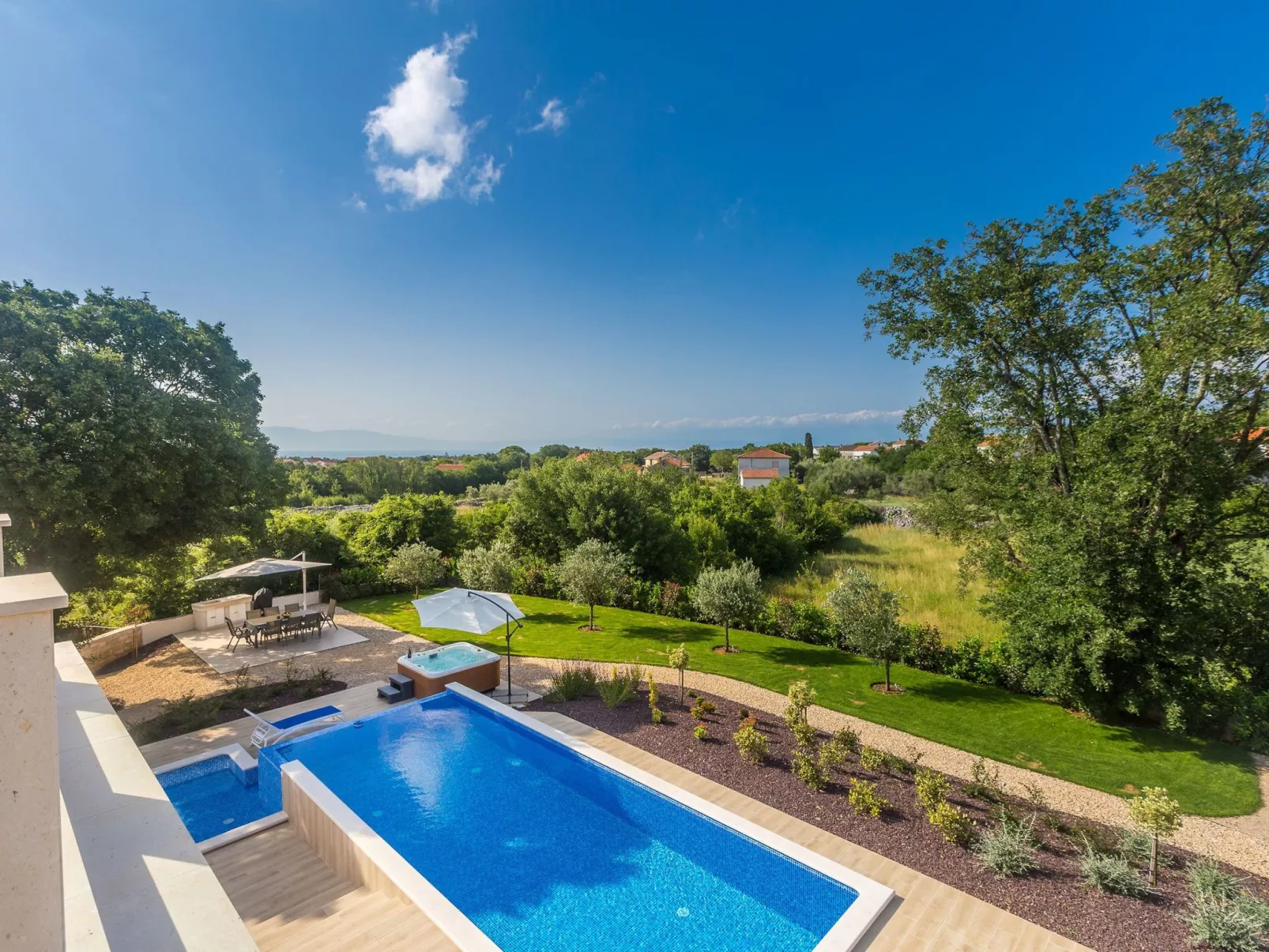 Schöne Villa in einer ruhigen Umgebung mit Pool - Image-tags.info