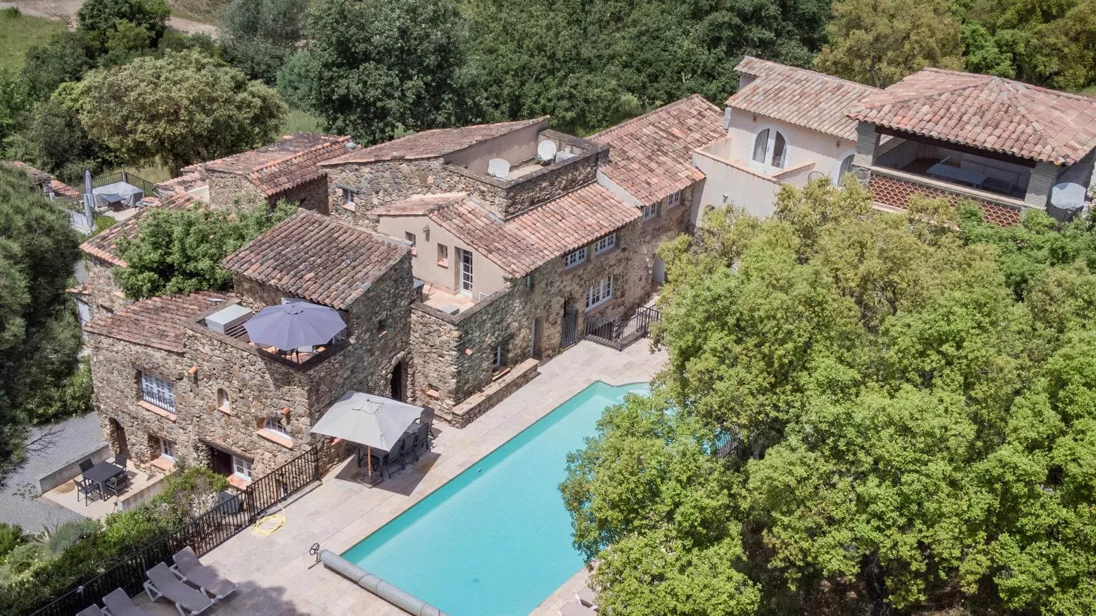 Les Roches du Sud - Außenbereich Sommer