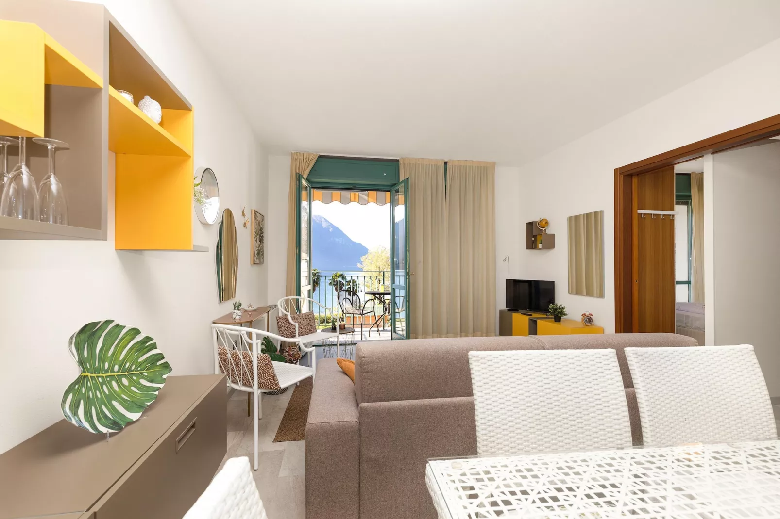 RESIDENCE PORTO LETIZIA - PALACE-2ROOM APT 6 PAX LAKE VIEW DELUXE 8210 - P2LD6 - Living room
