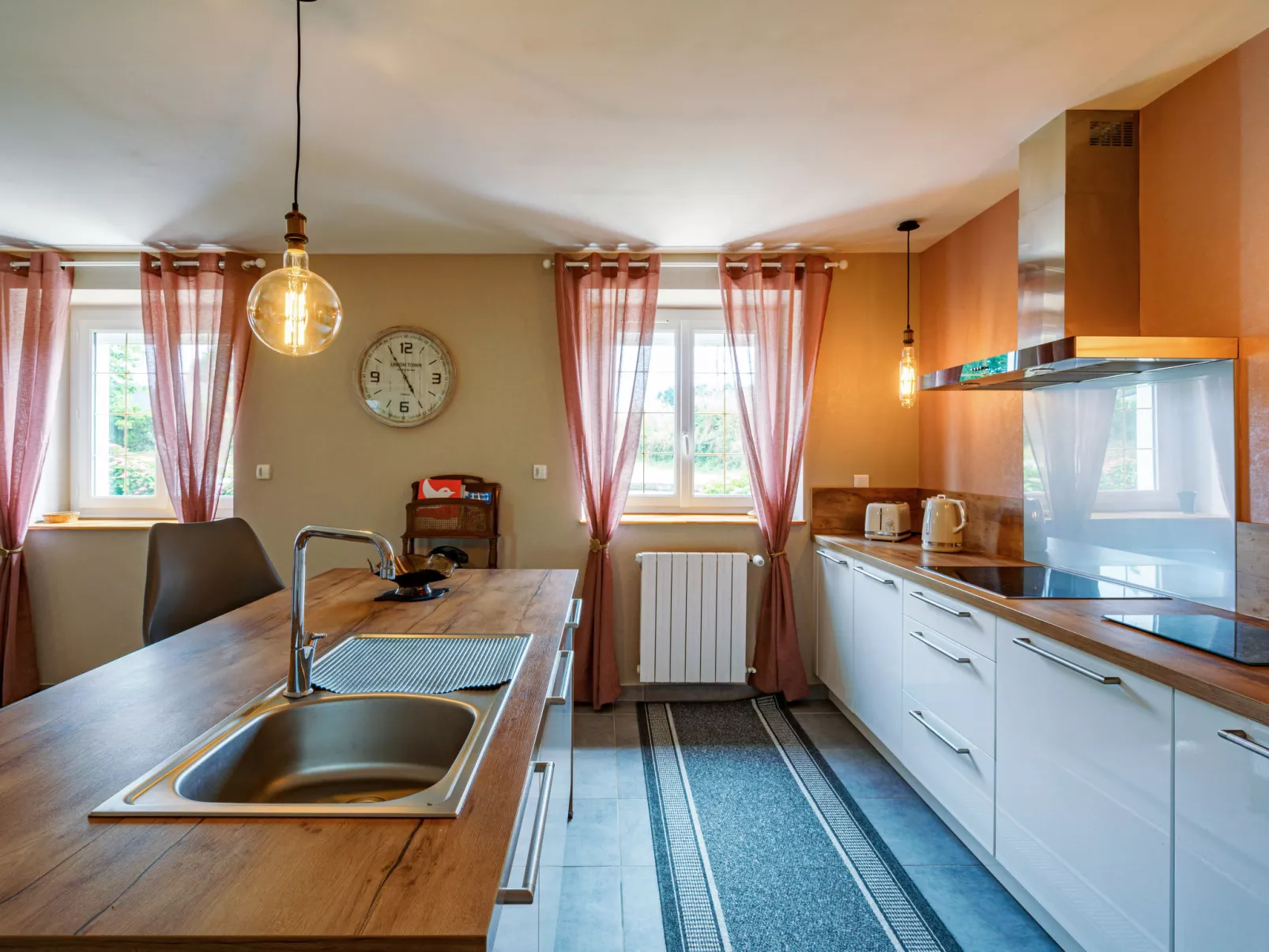 Les Volets Rouges - Drinnen