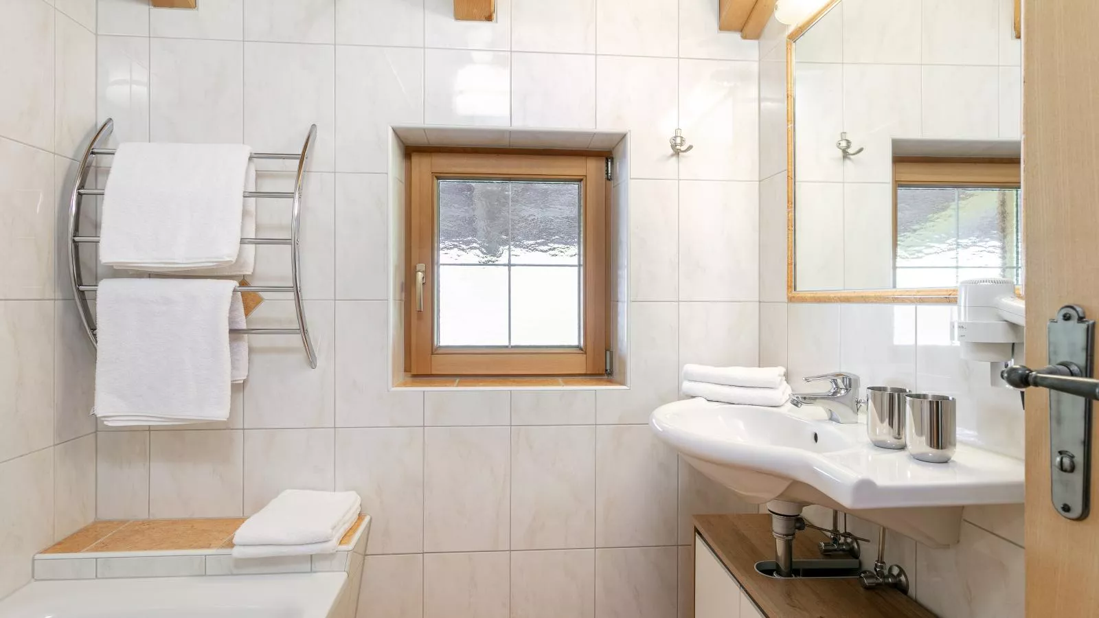 Rosalie-Lorena-Bathroom